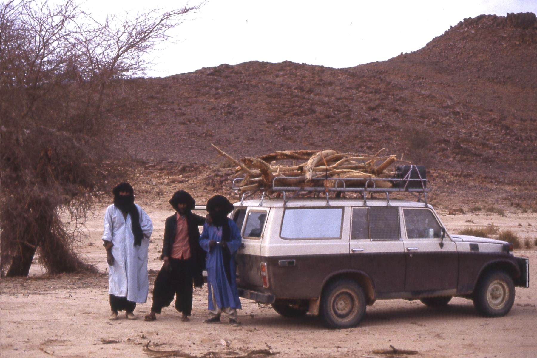 AlgeriaSahara-Car1BR-PickingUpWoodWithTuaregs-%5E-c98.jpg