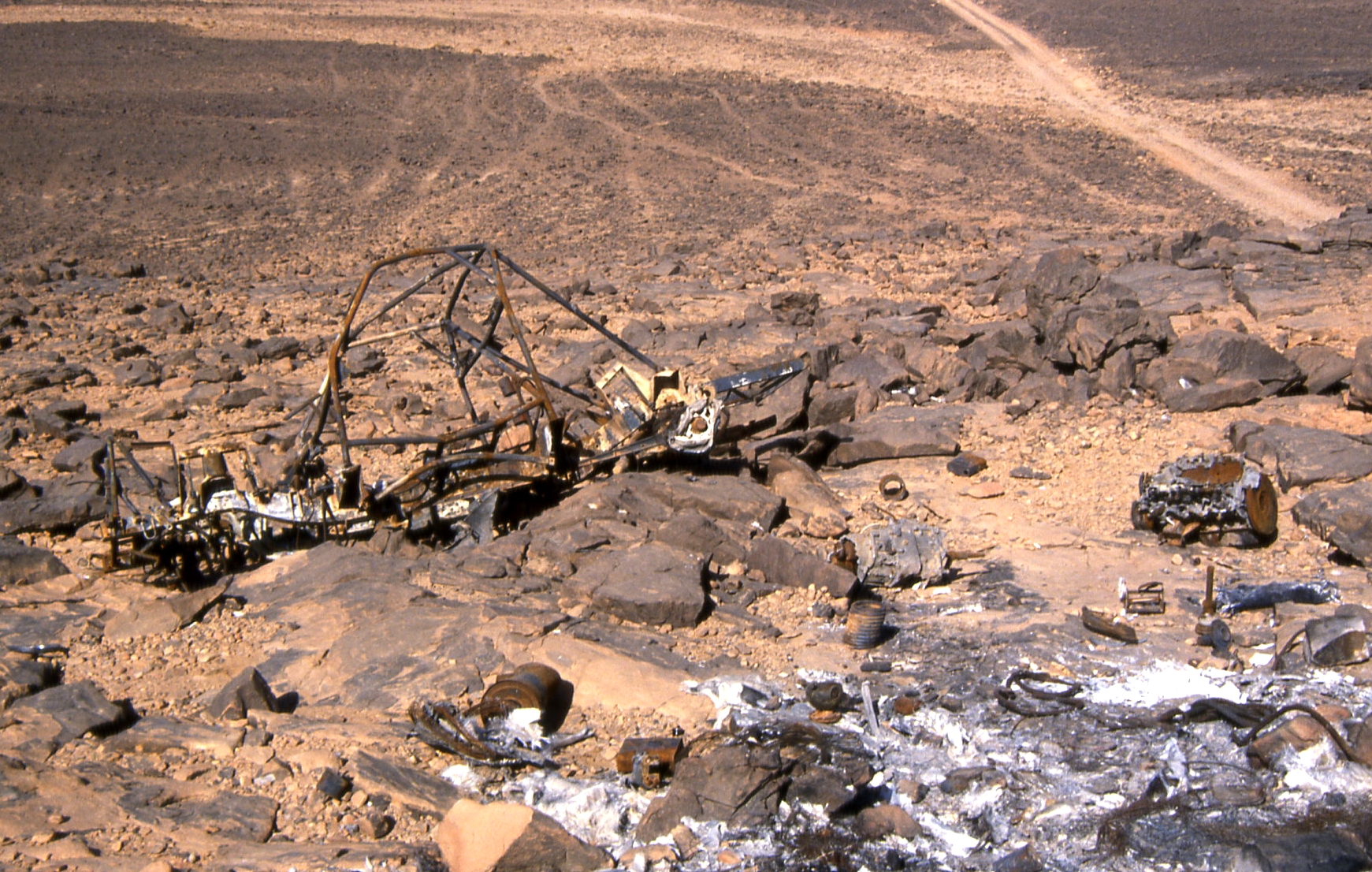 AlgeriaSahara-CarWrecks-BurntCar--a28l.jpg