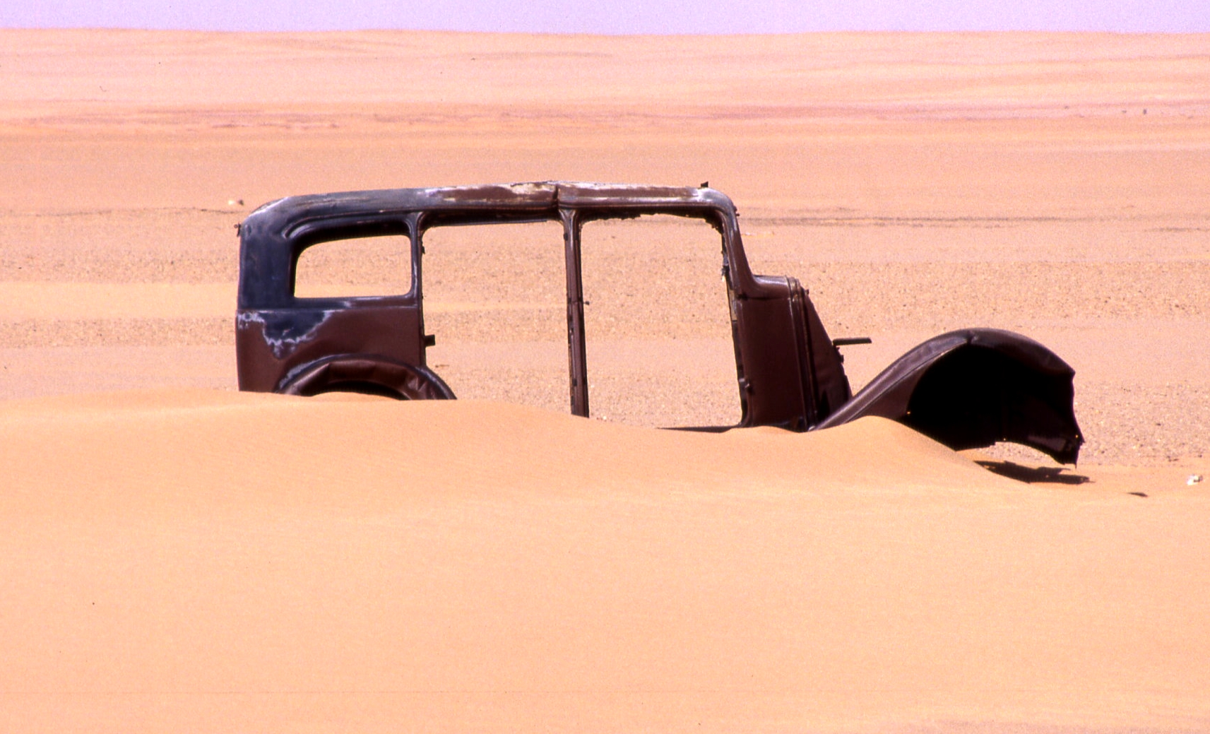 AlgeriaSahara-CarWrecks-VeryOldCarInTheDeserts--a37l.jpg