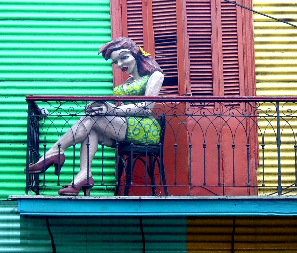 ArgentinaBA-LaBoca-LadyFigureOnBalcony-2830