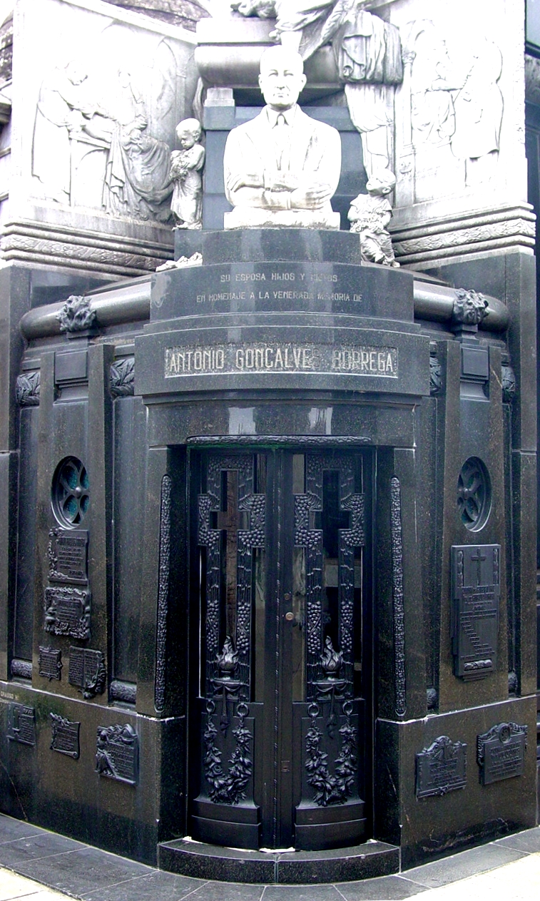 ArgentinaBuenosAires-Cemetery-GraveWithStatue%232--2698