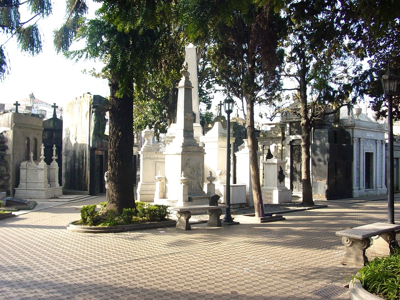 ArgentinaBuenosAires-Cemetery-TwoPathways-2-2710