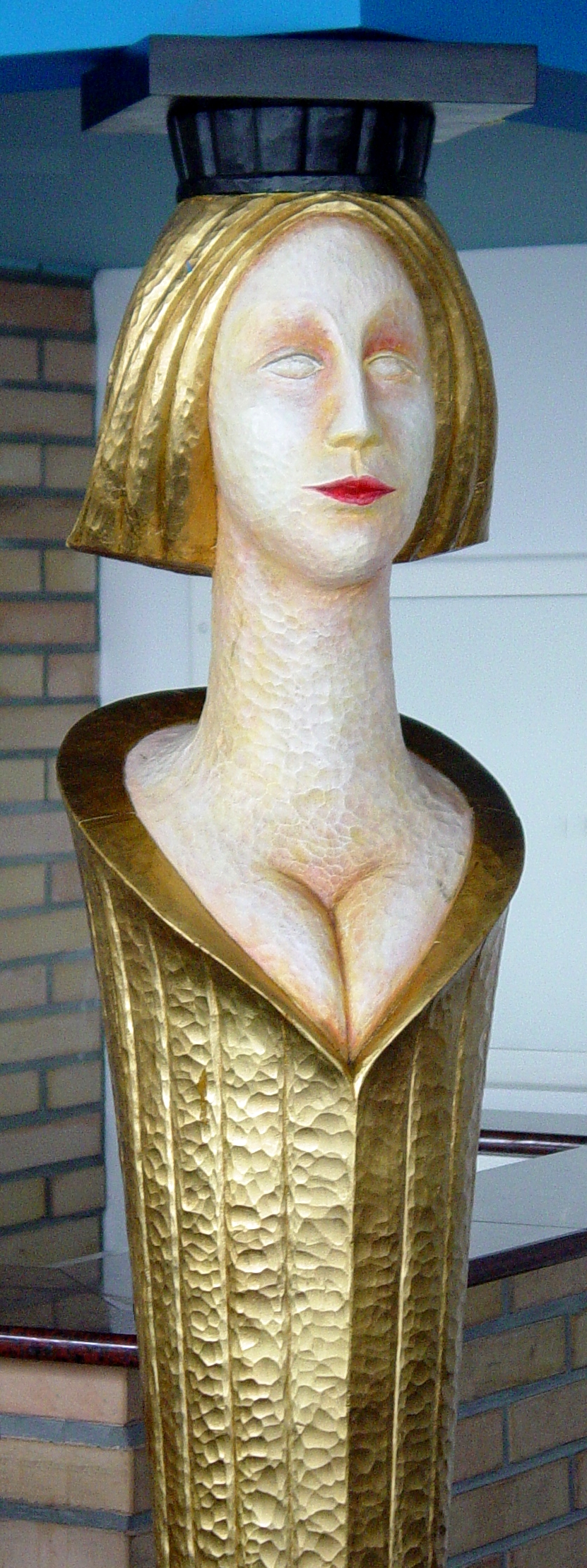 Art museum statue of woman