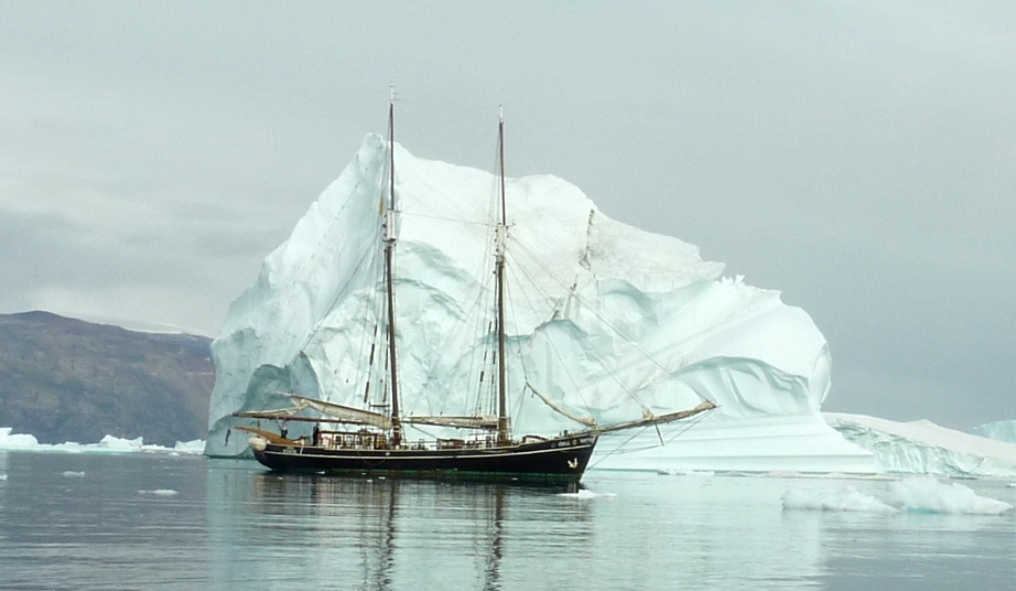 Greenland-Ship-Pic06-InFrontOfIceberg=30897%5E