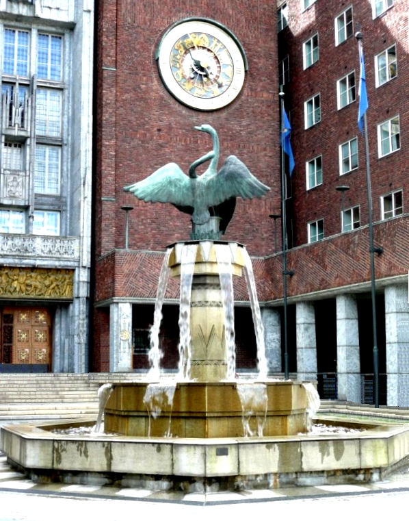 rohrmann-NorwayOslo-Townhall-ClockFountainBirds