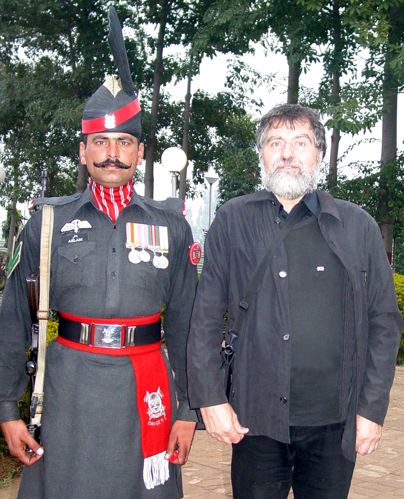 Bernd with Pakistan officer