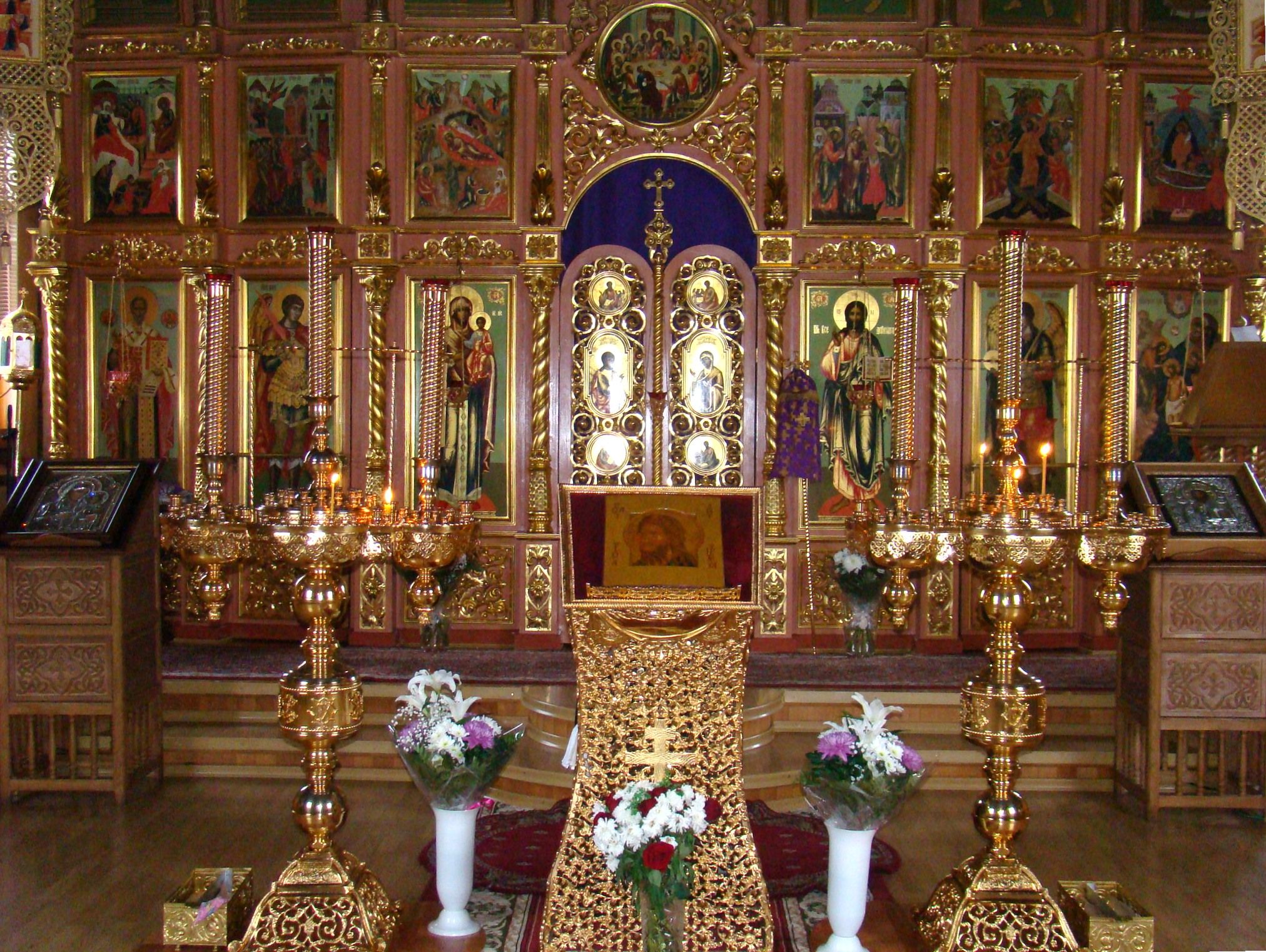 RussiaNenets-OrthodoxChurchInNarjanMar-IconostasisInside--5097