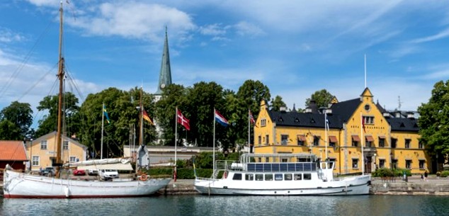 Houses and boats